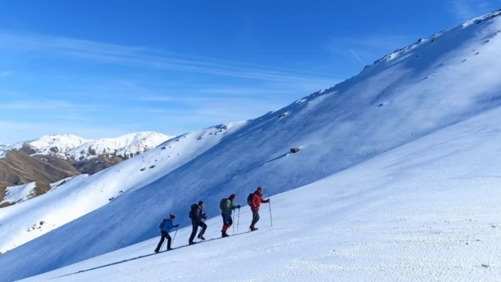 Elazığ'da dağcılar beyaza bürünen 2 bin 620 metre yüksekliğindeki Akdağ'a tırmandı

