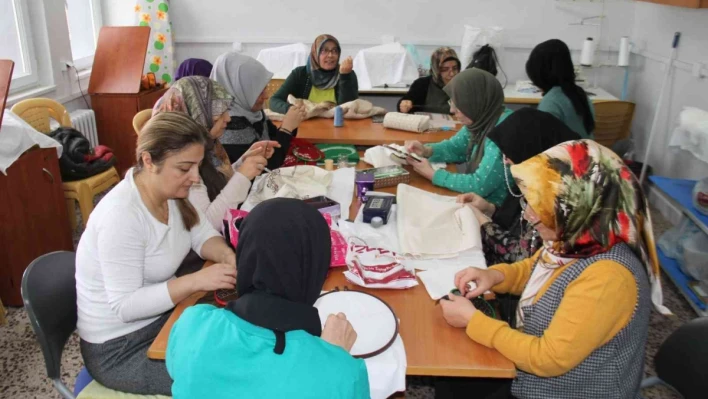 Elazığ'da kadınlar, Halk Eğitim Merkezi'ndeki kurslarda hem sosyalleşiyor hem de öğreniyor

