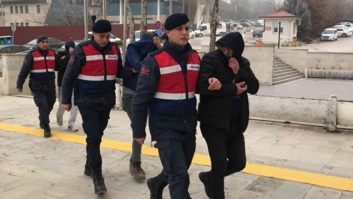 Köy evlerini soyan 3 şüpheli, jandarmanın dikkati sayesine yakayı ele verdi


