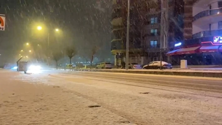 Elazığ'ın merkezine mevsimin ilk karı yağdı

