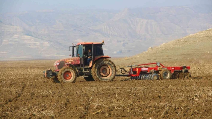 Çiftçiler endişeli: 'Tek umudumuz yağış, yoksa sulama bile fayda etmez'

