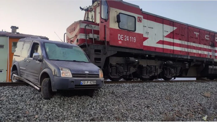 Elazığ'da tren, hemzemin geçitte çarptığı aracı 100 metre sürükledi: 1 yaralı

