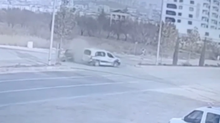 Elazığ'daki trafik kazası güvenlik kamerasına yansıdı: 2 yaralı

