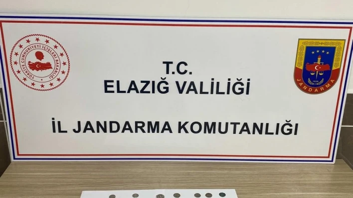 'Vasıf' kokladı, peçeteye sarılı 14 adet sikke ele geçirildi

