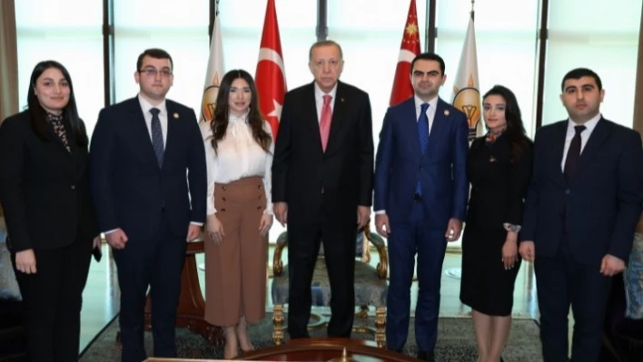 Cumhurbaşkanı Erdoğan'a Azerbaycanlı gençlerden ziyaret