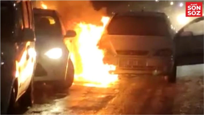 Alev alev yanan otomobili yol kenarına çekti, park halindeki otomobili de yaktı

