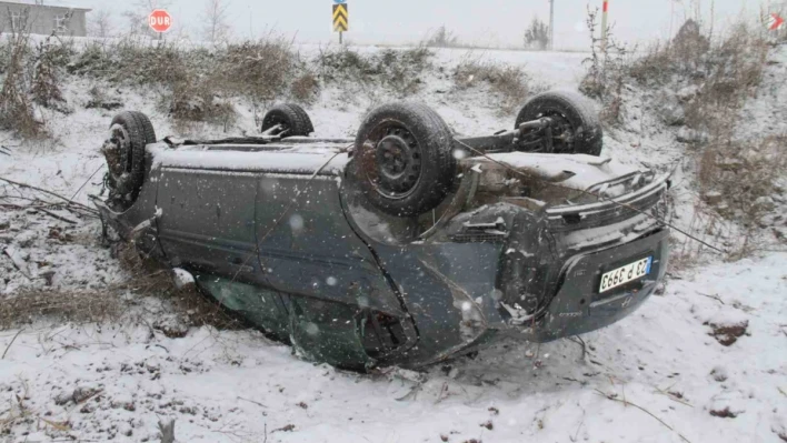 Elazığ'da şarampole yuvarlanan otomobil ters döndü: 4 yaralı

