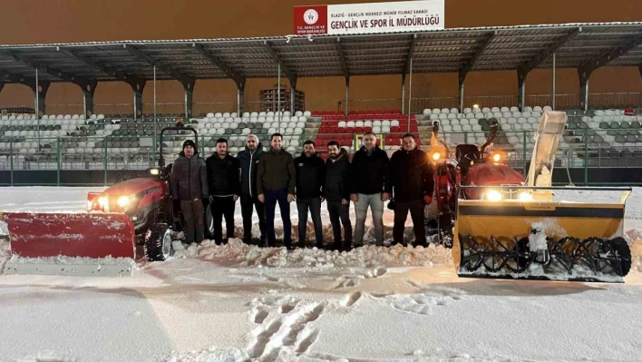 Elazığ Gençlik Spor Personeli, stadyumları maça yetiştirmeye çalışıyor

