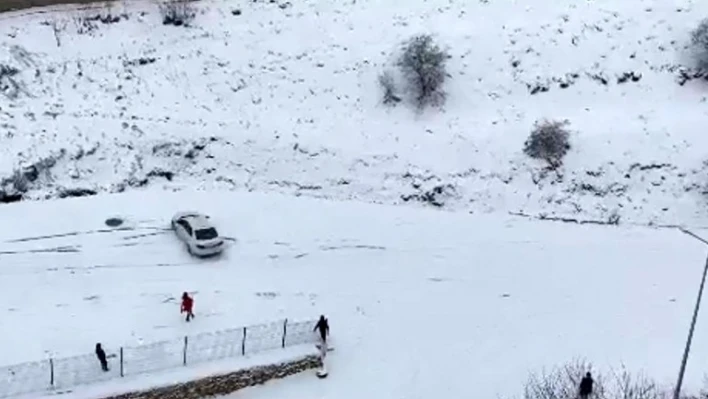 Elazığ'da yol buz pistine döndü, araçlar böyle kaydı

