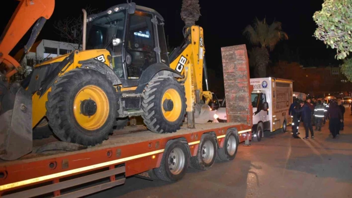 Salihli Belediyesi deprem bölgesine iş makinesi ve personel gönderdi

