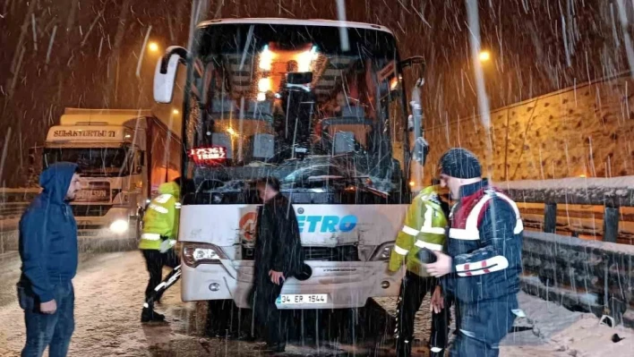 TEM'de yolcu otobüsü tıra arkadan çarptı: 5 yaralı

