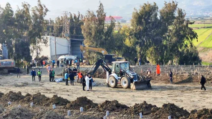 Depremde hayatını kaybedenler toplu mezarlıkta son yolculuğuna uğurlanıyor

