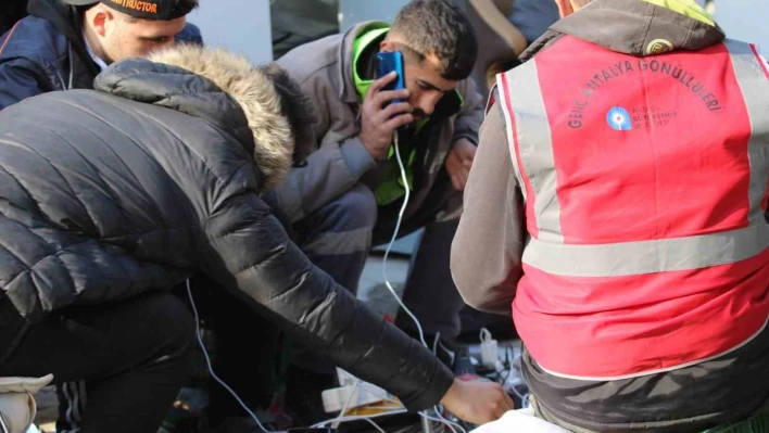 Hatay'da depremzedeler mobil şarj istasyonlarına akın ediyor

