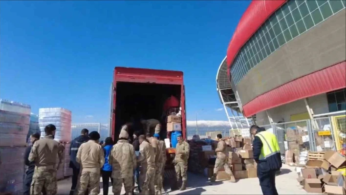 MSB, Hatay'da toplanan yardımları ihtiyaç bölgelerine sevk ediyor

