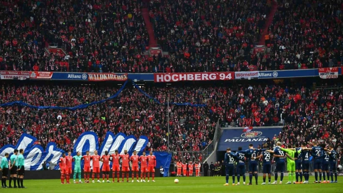 Allianz Arena'da depremde hayatını kaybedenler için saygı duruşu

