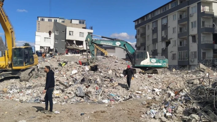 Deprem bölgesine iş makineleriyle destek veriyorlar

