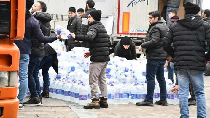 Kamyonlar dolusu su deprem bölgesine gidecek

