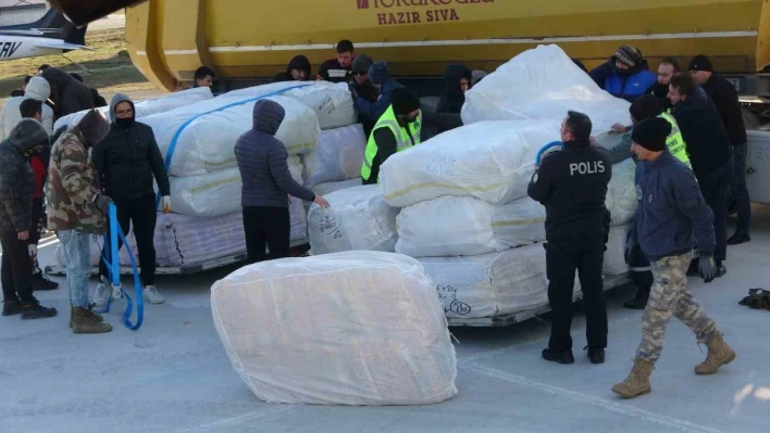 Uşak'tan deprem bölgesine uçakla battaniye gönderildi

