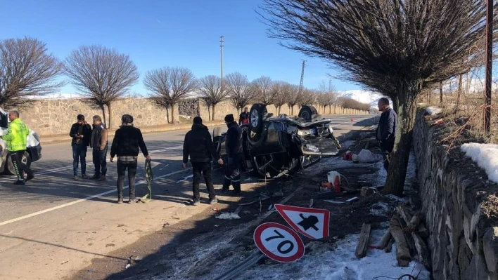 Elazığ  ağaca  çarpan hafif ticari araç ters döndü: 2 yaralı

