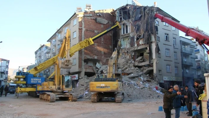 Elazığ'da çöken apartmanın betonarme projesini yapan sanığa 3 yıl mesleği yapmama cezası

