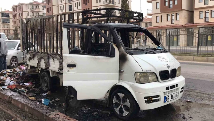 Seyir halinde alev alan pikap küle döndü, 14 yaşındaki çocuk yaralandı

