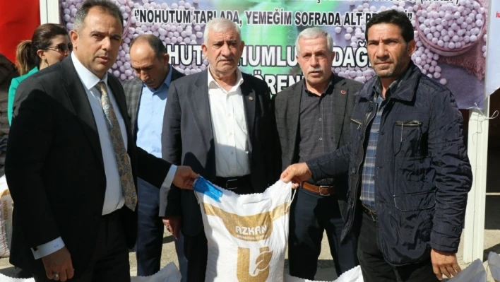 Elazığ'da çiftçilere yüzde 75 hibeli nohut tohumu dağıtımı yapıldı

