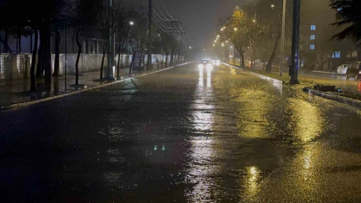 Elazığ'da sağanak etkili oldu, yollar göle döndü

