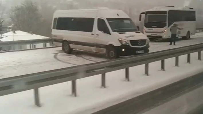 Elazığ'da kar yağışı sonrası araçlar yolda kaldı

