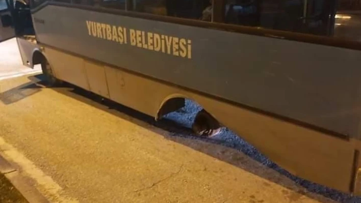 Elazığ'da yolcu dolu otobüsün arka tekeri fırladı

