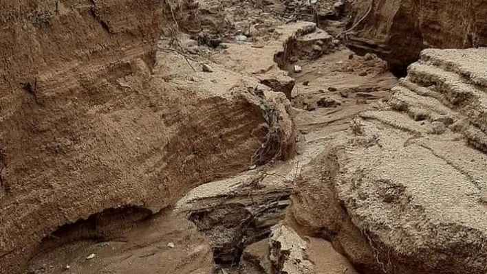 Elazığ'da aşırı yağışlar sonrası köy  yolu yarıldı

