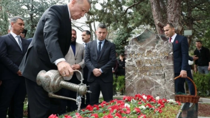 Cumhurbaşkanı Erdoğan'dan Türkeş'in kabrine ziyaret