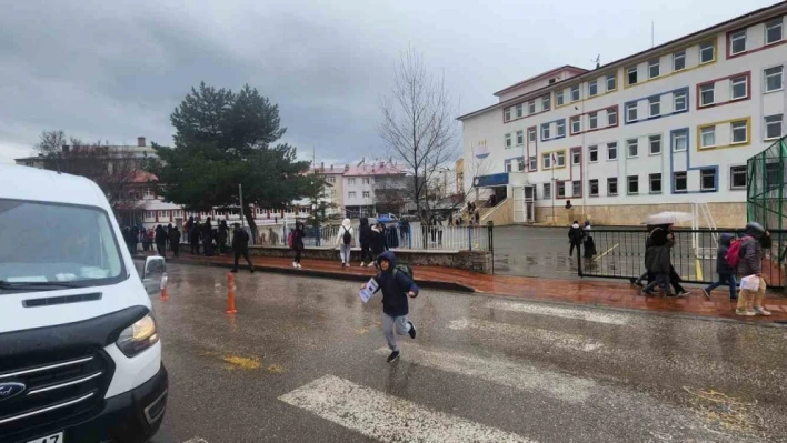 Bingöl merkezli deprem Elazığ'da da hissedildi, öğrenciler tahliye edildi

