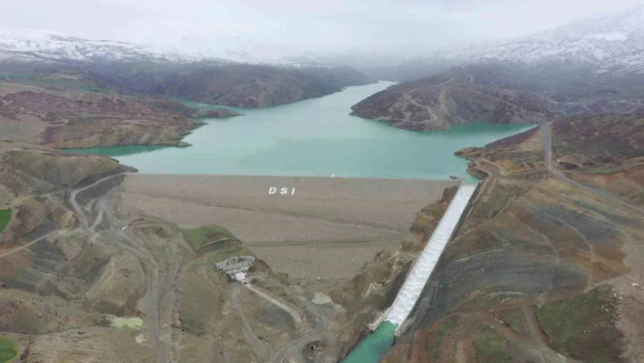 Tam doluluğa ulaşıp su tahliyesine başlanan Kanatlı Barajı, can suyu olacak

