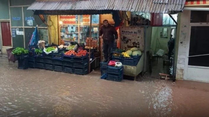 Elazığ'da sağanak sonrası iş yerlerini su bastı, yollar zarar gördü

