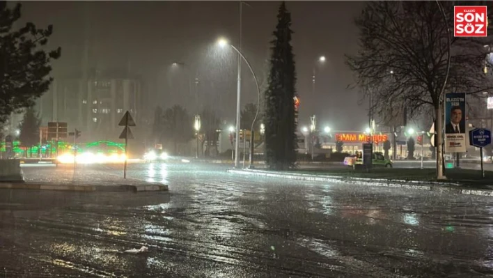 Elazığ'da dolu ve sağanak hayatı felç etti

