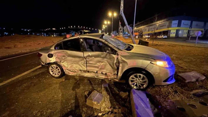 Elazığ'da tır ile otomobil çarpıştı: 1'i ağır 3 yaralı

