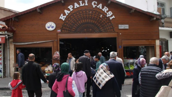 Tarihi Kapalı Çarşı'da bayram yoğunluğu

