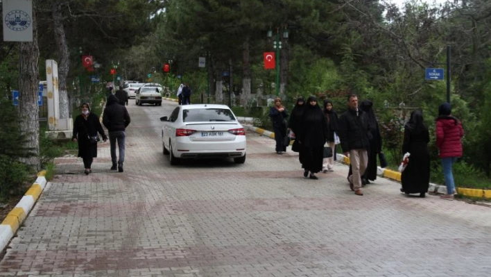 Elazığ'da vatandaşlar  mezarlıklara akın etti

