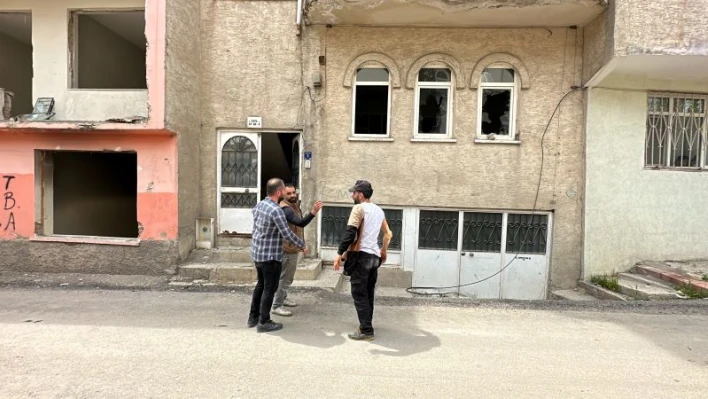 Canını hiçe sayarak girdiği ağır hasarlı binanın penceresinden düştü

