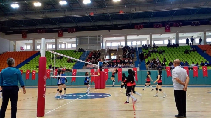 Elazığ'ın ev sahipliğinde voleybol grup müsabakaları başladı

