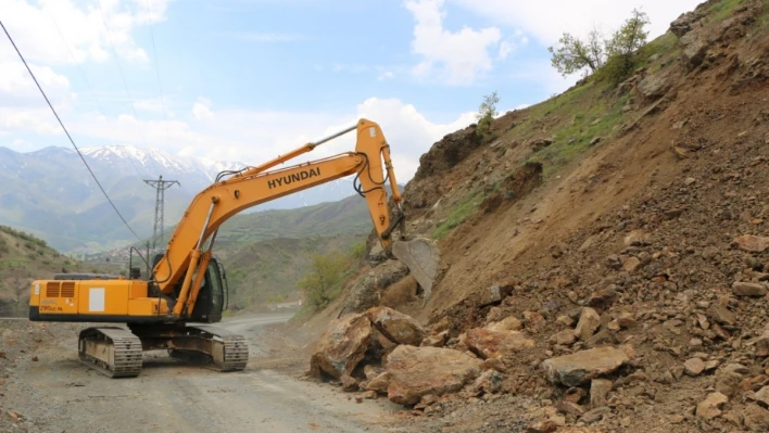 Elazığ'da yol genişletme çalışmaları sürüyor

