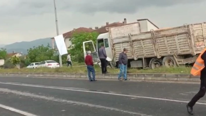 Elazığ'da kamyonun çarptığı trafik direği devrildi: 1 yaralı

