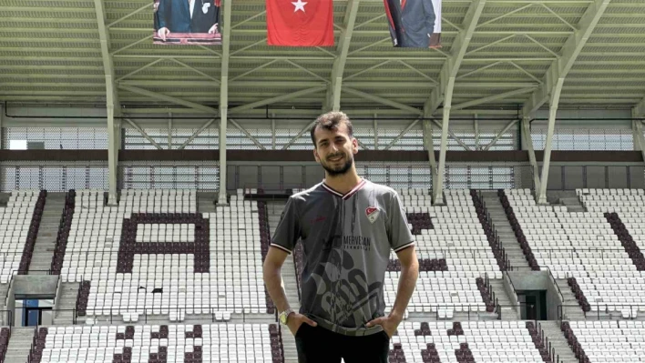 Elazığspor taraftarı, yeni stadyuma şükür secdesiyle girdi

