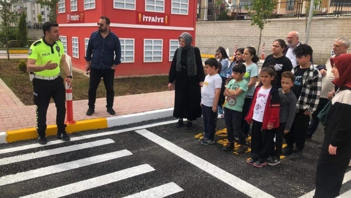 Elazığ'da öğrencilere trafik eğitimi verildi

