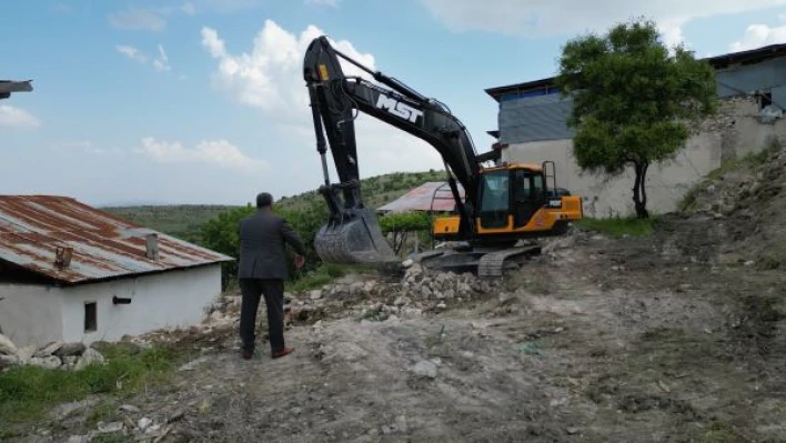 Elazığ'da ağır hasarlı yapıların yıkımı başladı

