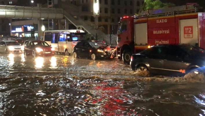 Elazığ'da sağanak yağışta yolda kalan araçları itfaiye kurtardı

