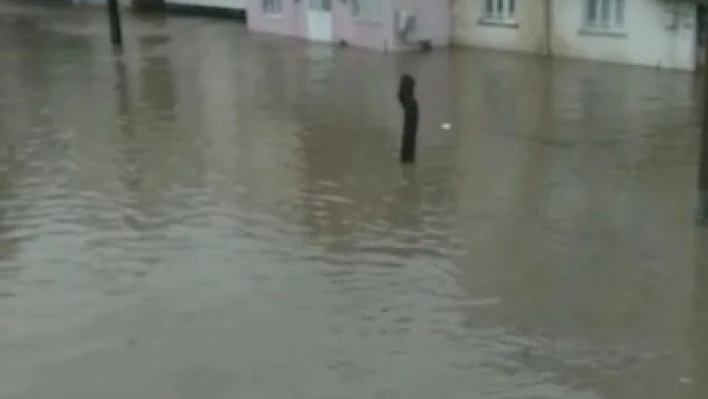 Elazığ'da sağanak, binalar su altında kaldı

