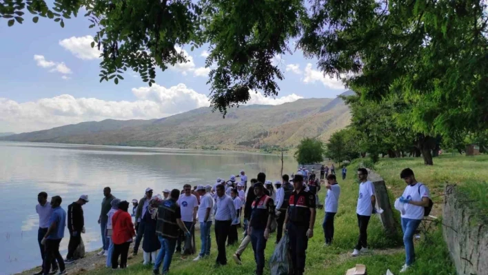 Elazığ'da Hazar Gölü çevresi temizlendi

