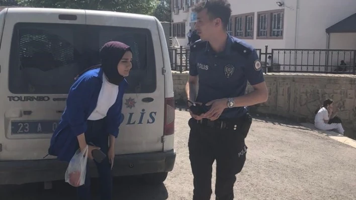 Sınava geç kalan vatandaşların yardımına polis ekipleri yetişti

