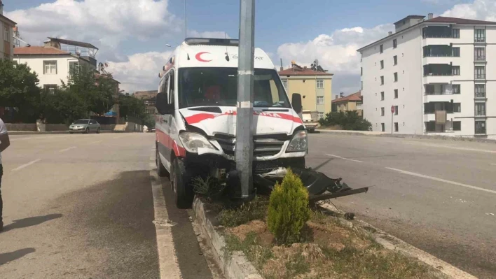 Elazığ'da ambulans aydınlatma direğine çaptı

